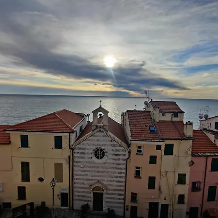 Elegant Historic With Stunning Sea View Apartment